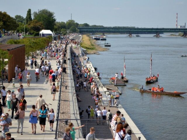 WEŹ ODDECH NAD WISŁĄ, CZYLI WAKACJE W WARSZAWIE