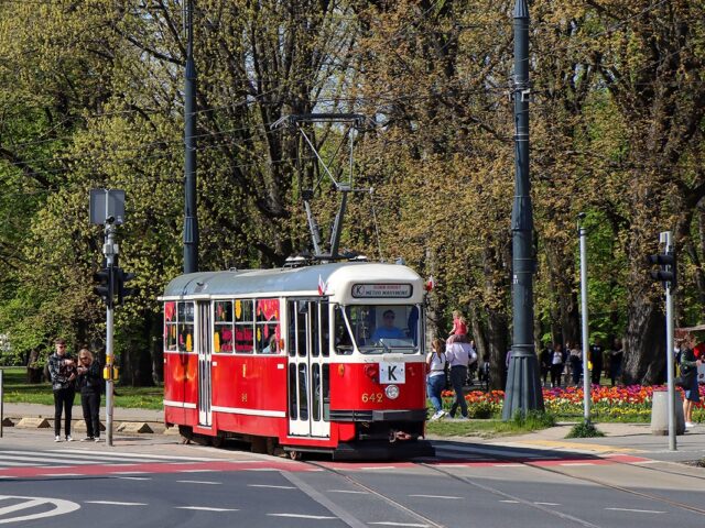 WARSZAWA: ZABYTKOWY TRAMWAJ Z NIESPODZIANKAMI Z OKAZJI DNIA KOBIET
