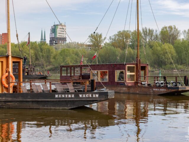 TAŃCZĄCE ŁODZIE W DZIELNICY WISŁA. WIDOWISKO 2 MAJA W WARSZAWIE