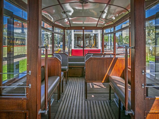 HISTORYCZNE TRAMWAJE Z KRAKOWA I POZNANIA NA WAKACJACH W WARSZAWIE