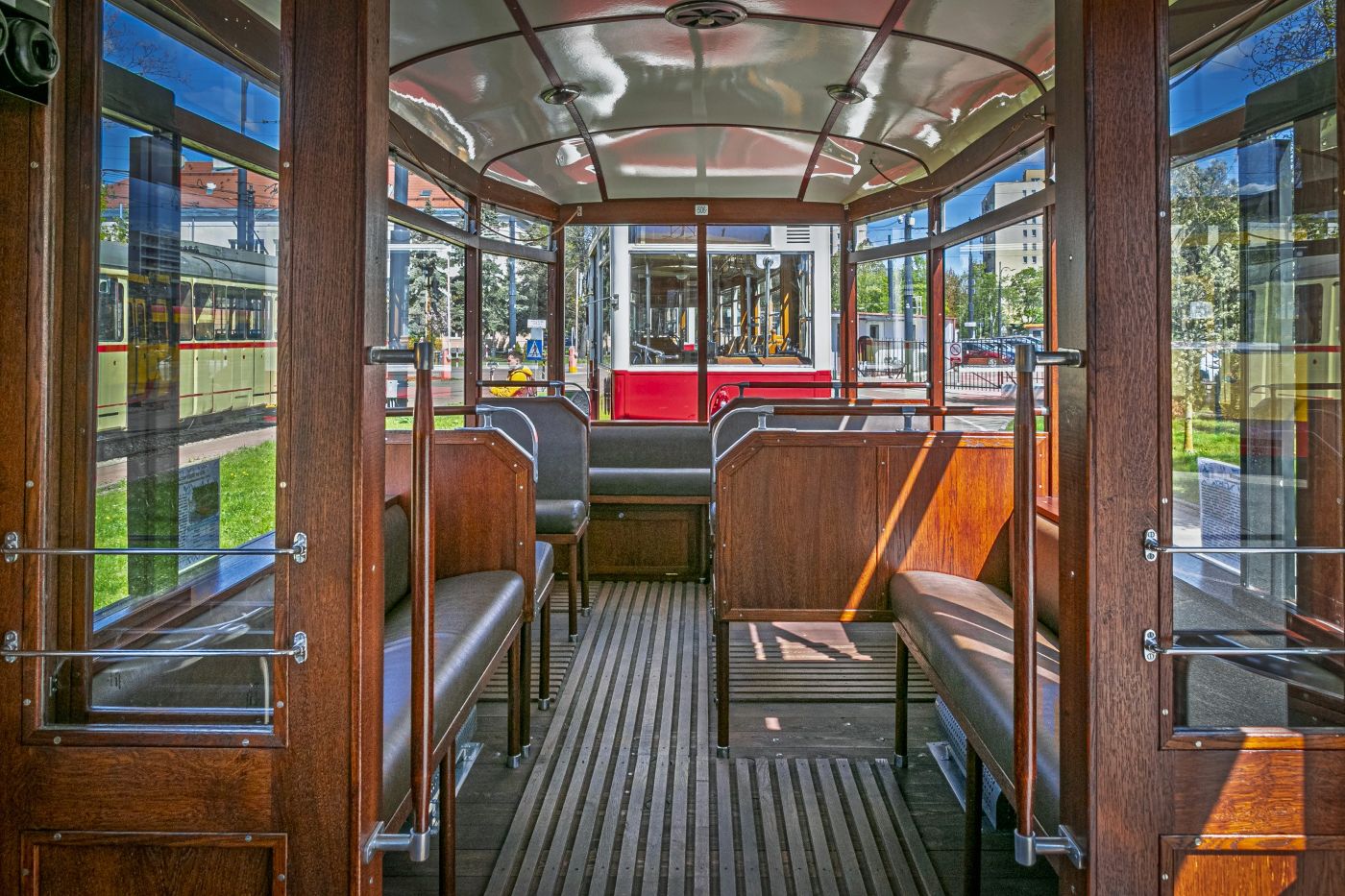 Historyczne tramwaje z krakowa i poznania na urlopie w warszawie